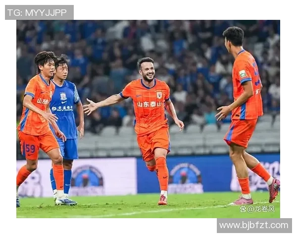 狂热球迷跨越山海只为寻找偶像球星圆梦绿茵场 狂热球迷跨越山海只为寻找偶像球星圆梦绿茵场